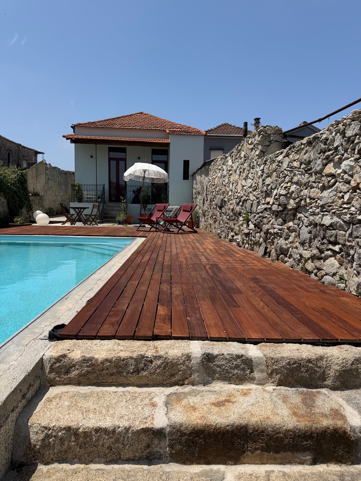Casa de Ramalde e piscina privada num dia de sol